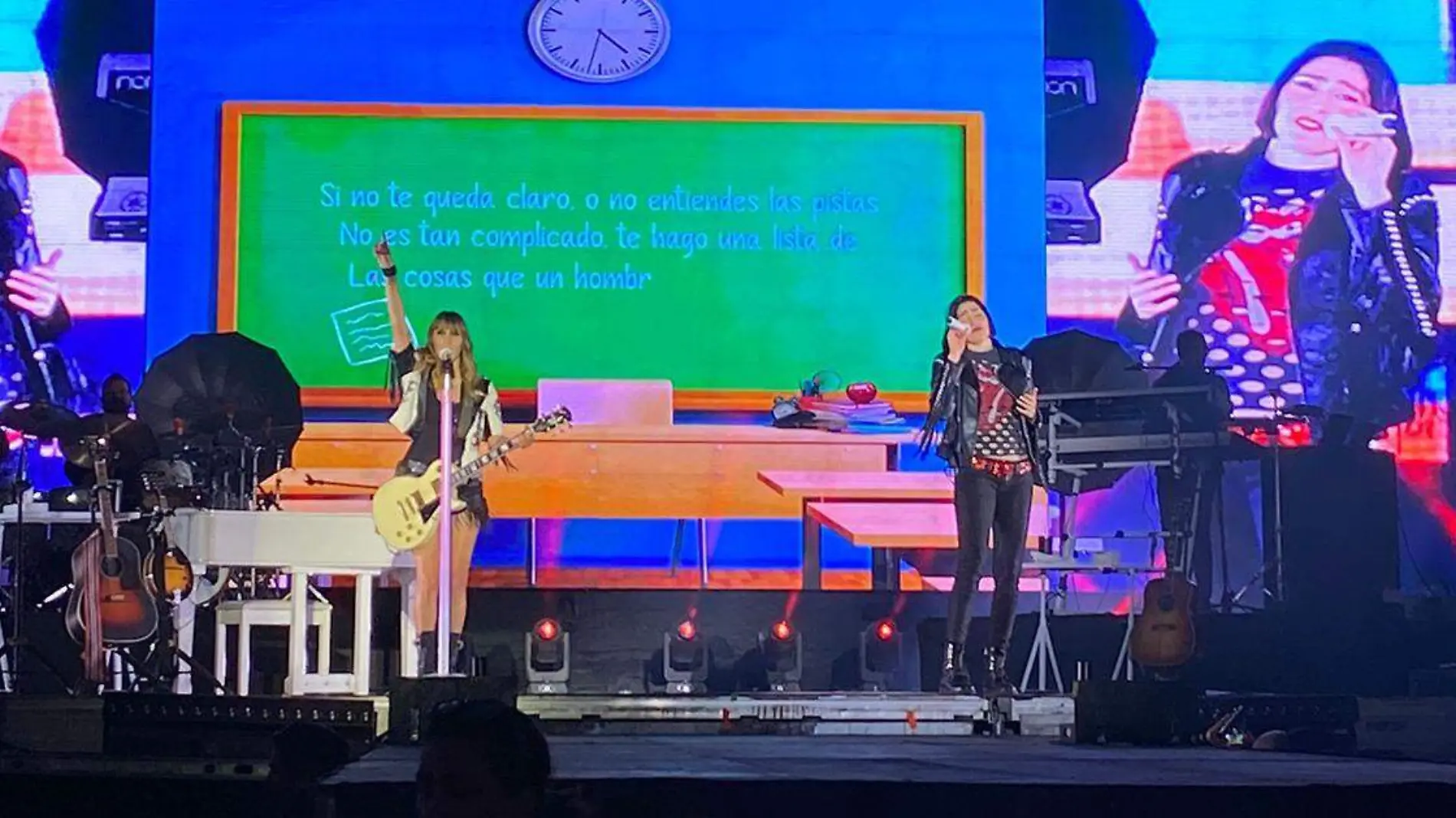 Las encargadas de cerrar actividades en el Tratro del Pueblo fueron las hermanas Hanna y Ashley (HaAsh)